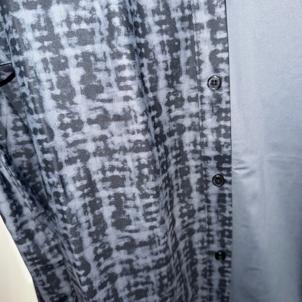 Fabletics Mens Button Front Shirt Jacket Gray Abstract Print Lightweight Small - Picture 3 of 5